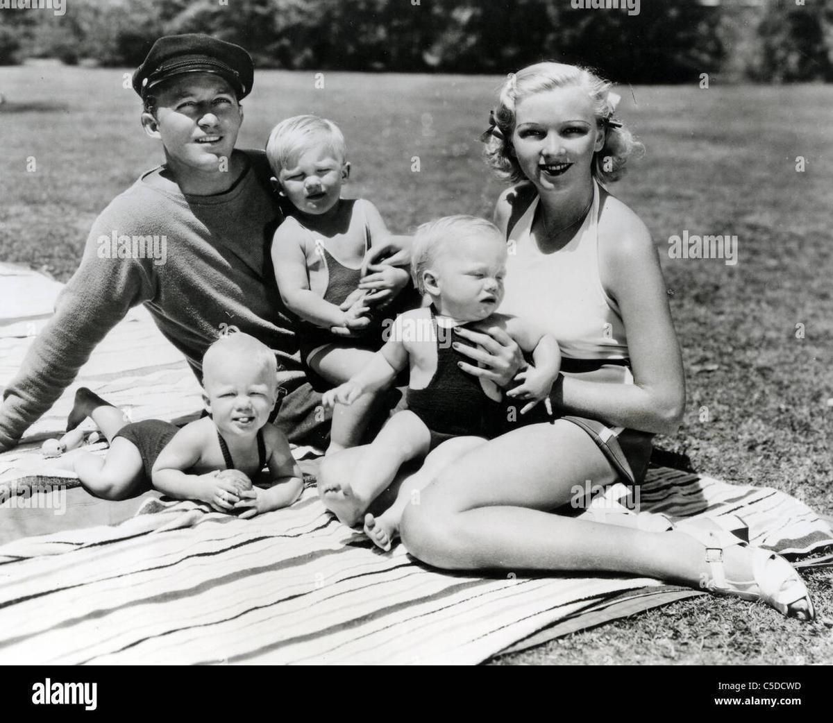 bing crosby with first wife dixie lee and their children C5DCWD