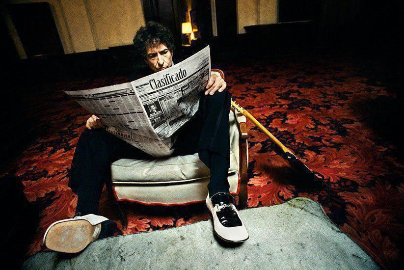 Bob Dylan reads.jpg