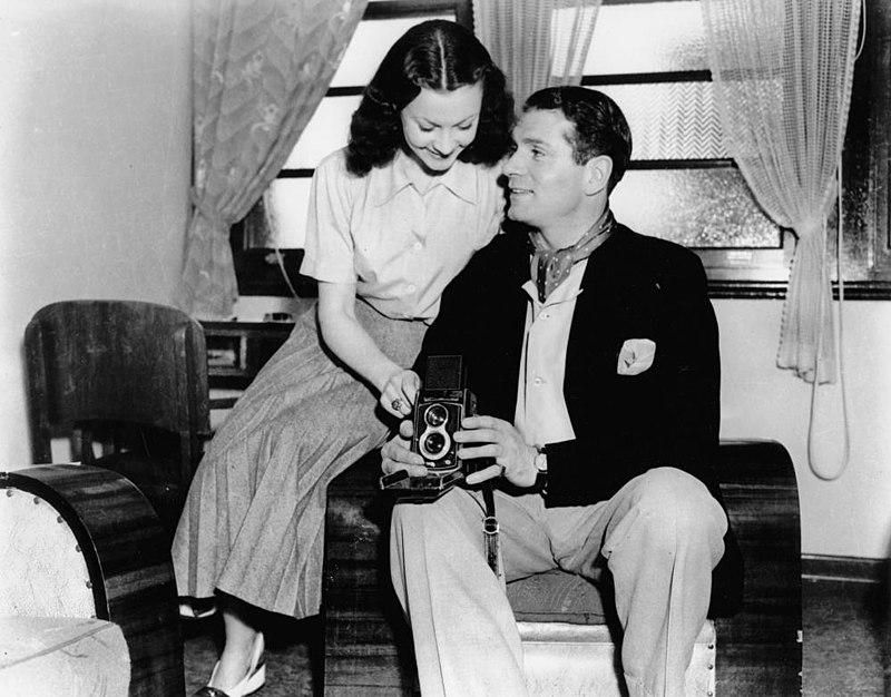 Sir_Laurence_Olivier_and_Vivien_Leigh_on_holiday_in_Queensland_3190855694.jpg