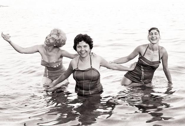 1960 κορίτσια στην θάλασσα