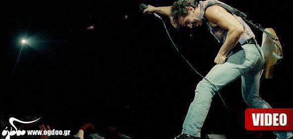 Bruce Springsteen – “The Weight” (Tribute to Levon Helm) 
