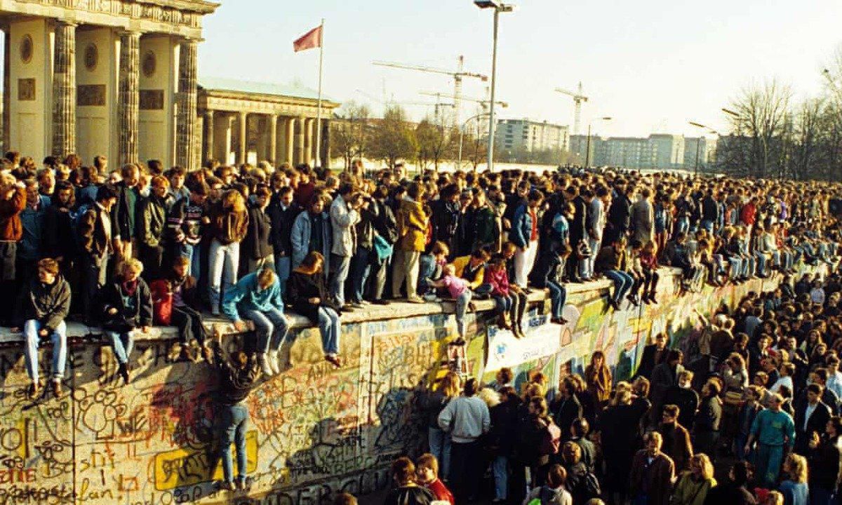 Berlin wall falling 011