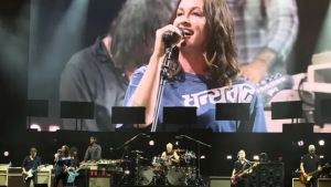 Foo Fighters - Alanis Morissette: Διασκευάζουν on stage το &quot;Mandinka&quot;