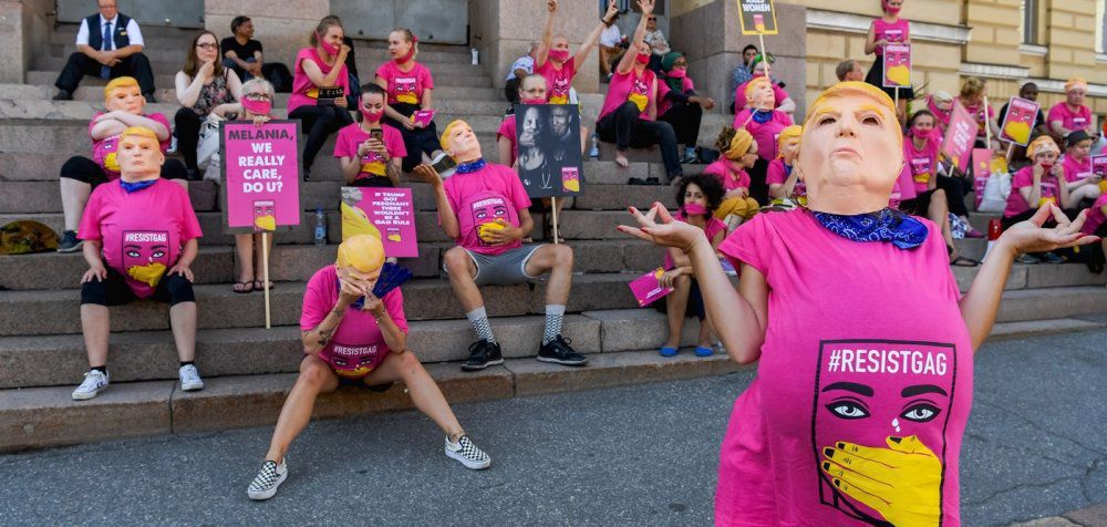 «Έγκυες Τραμπ» διαδηλώνουν στο Ελσίνκι