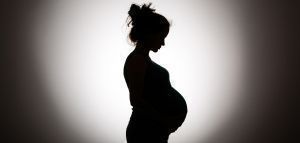 Οι έγκυες με κορονοϊό είναι πιθανότερο να έχουν πρόωρο τοκετό