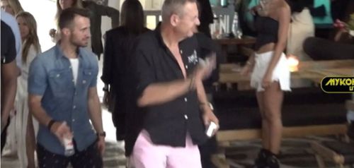Ο Καμμένος με ροζ παντελόνι και τον Belmondo στη Μύκονο
