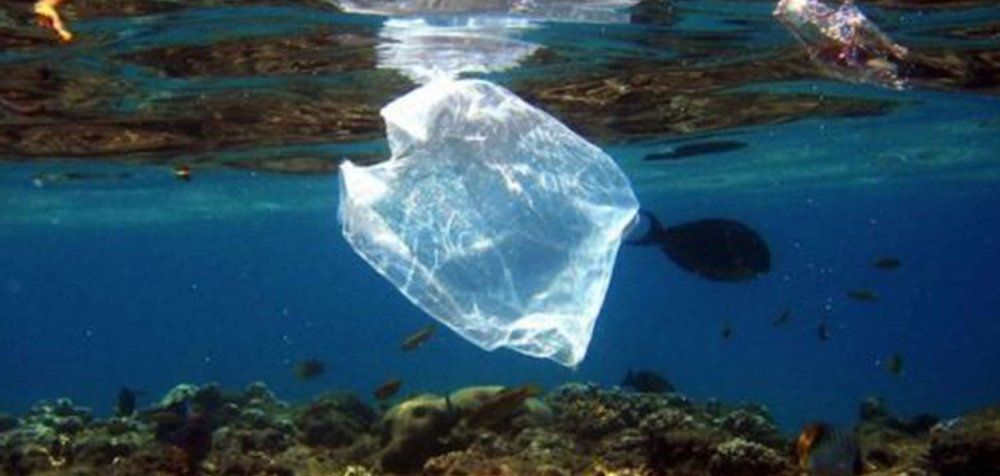Το εμπνευσμένο εξώφυλλο του National Geographic για τη μάστιγα των πλαστικών στη θάλασσα
