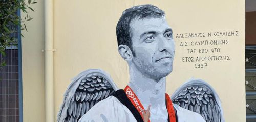 Αλέξανδρος Νικολαΐδης: Γκράφιτι με φτερά αγγέλου στο σχολείο που ήταν μαθητής