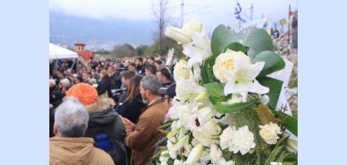 Λύγισε ο ιερέας που διάβασε τα ονόματα των 57 θυμάτων στα Τέμπη