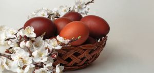 Κόκκινα αυγά: Η προέλευση και τα περίεργα έθιμα που τα συνοδεύουν από όλο τον κόσμο