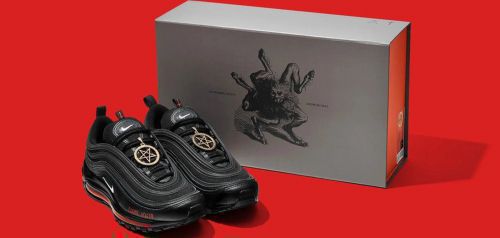 Η Nike προσπαθεί να αποσύρει τα «παπούτσια του Σατανά» από την κυκλοφορία