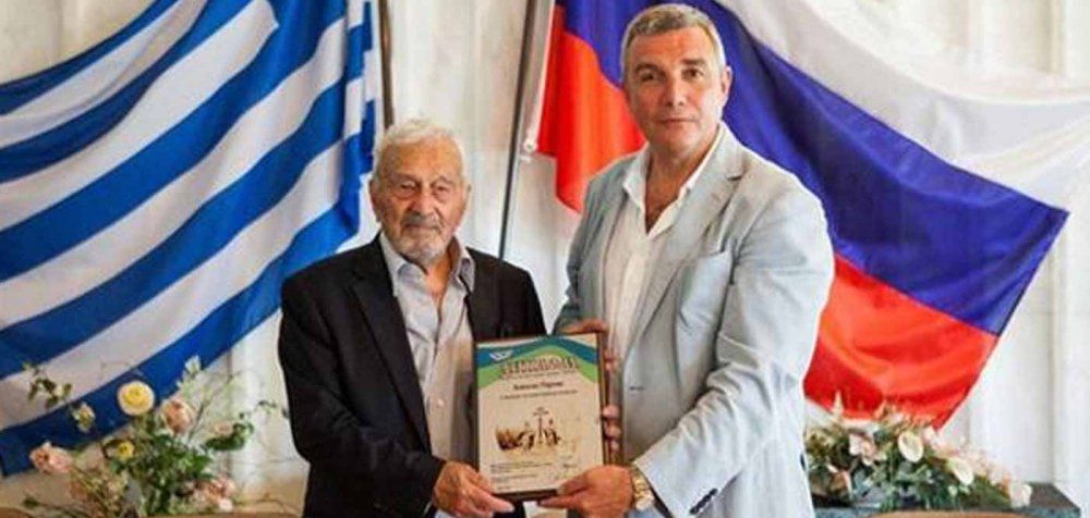 Ο 90χρονος Αλέξης Πάρνης τιμήθηκε με το ρωσικό βραβείο «Γιουγκρά»