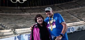 Μαραθώνιος: Ο 80χρονος Άντερσεν τερμάτισε τελευταίος και έτρεξε να αγκαλιάσει τη σύζυγό του