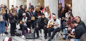 Πλιάτσικας - Στόκας: Τραγούδησαν με μουσικούς του δρόμου στην Ερμού