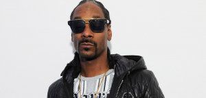 O Snoop Dogg ποζάρει πάνω από το… πτώμα του Donald Trump