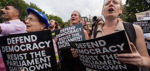Διαδηλώσεις σε όλη τη Βρετανία για το κλείσιμο του κοινοβουλίου