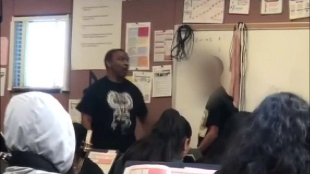 Καθηγητής απάντησε με γροθιές στις ρατσιστικές προσβολές μαθητή του