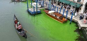 Βενετία: Ακτιβιστές έβαψαν πράσινο και κόκκινο το Μεγάλο Κανάλι