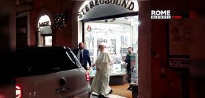 Ο πάπας πήγε σε δισκοπωλείο της Ρώμης!