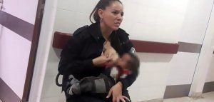 Προαγωγή πήρε η αστυνομικός που θήλασε πεινασμένο μωρό