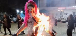 Αδιανόητες εικόνες στην Κέρκυρα: Έκαψαν ομοίωμα του Κασσελάκη σε καρναβάλι