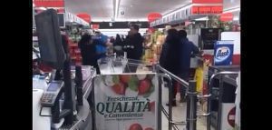 Άγριο ξύλο μεταξύ πελατών σε ιταλικό σουπερμάρκετ