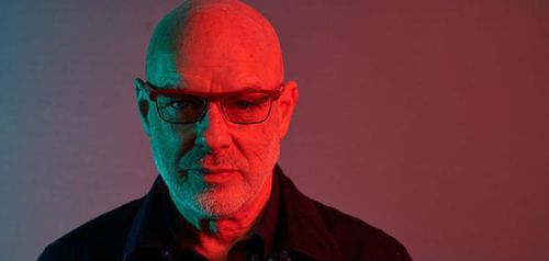 Μια πρωτοποριακή προσέγγιση στη μουσική και στην τέχνη του Brian Eno