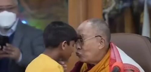 Δαλάι Λάμα: Σάλος με τη συμπεριφορά του απέναντι σε μικρό αγόρι