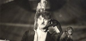 Στις 2 Φεβρουαρίου του 1914 κάνει την πρώτη του κινηματογραφική εμφάνιση ο Τσάρλι Τσάπλιν