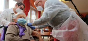 Μια γυναίκα 101 ετών, ο πρώτος άνθρωπος που εμβολιάστηκε στη Γερμανία