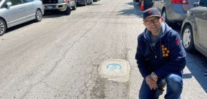 Καλλιτέχνης στο Σικάγο γεμίζει με ψηφιδωτά τις λακκούβες της πόλης