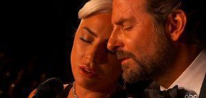 Lady Gaga &amp; Bradley Cooper συγκινούν ερμηνεύοντας το «Shallow»