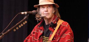 Neil Young: Ο «Νονός» του Grunge που προτιμούσε τα καρό πουκάμισα