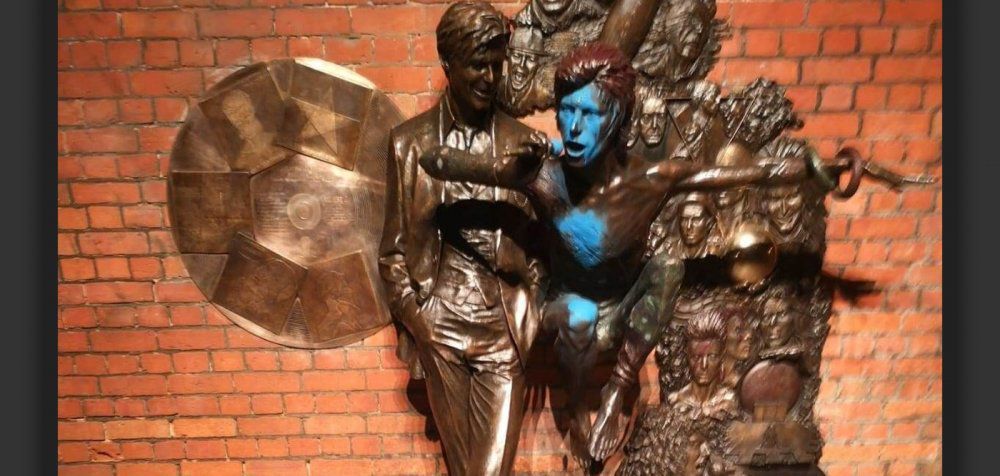 Το άγαλμα του David Bowie βανδαλίστηκε και πάλι