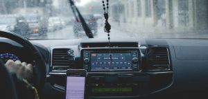 Οδήγηση υπό βροχή: Τι πρέπει να προσέχουμε