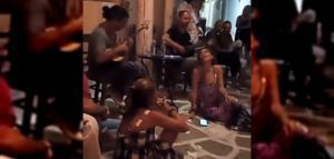 Η Δέσποινα Βανδή τραγουδά καθιστή στα σοκάκια της Πάρου