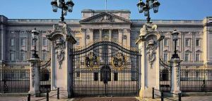 Διορισμό «υπεύθυνου διαφορετικότητας» εξετάζει το Παλάτι του Μπάκιγχαμ