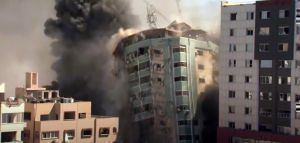 Βομβαρδίστηκαν τα γραφεία του Associated Press και του Al Jazeera στη Γάζα