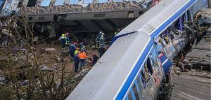 Τέμπη: Τριήμερο εθνικό πένθος για τα θύματα της σιδηροδρομική τραγωδίας - UPDATE