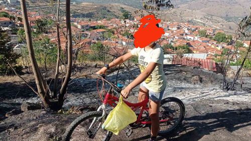 Πιτσιρικάς έκανε 2 χλμ με το ποδήλατο στη ζέστη για να πάει νερό σε πυροσβέστες
