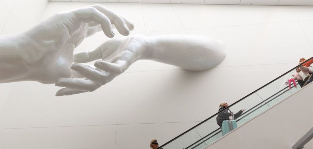 Δύο πελώρια γλυπτά χέρια καλωσορίζουν τους ταξιδιώτες στο αεροδρόμιο του Σικάγου