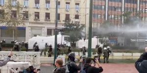 Ένταση στο κέντρο της Αθήνας - Η αστυνομία διέλυσε συγκέντρωση του ΚΚΕ