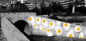 Γιατί οι δρόμοι της Θεσσαλονίκης γέμισαν με τηγανητά αυγά;