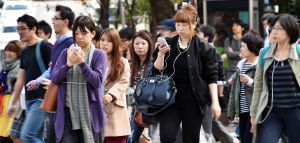 Δήμος στην Ιαπωνία απαγόρευσε την χρήση κινητών στους πεζούς