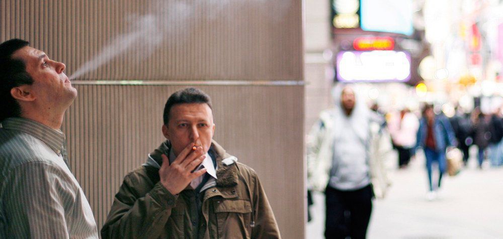 Πρόστιμα στη Νέα Υόρκη σε όσους περπατάνε καπνίζοντας