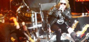 Ο Axl Rose με σπασμένο πόδι στις συναυλίες των Guns N’ Roses