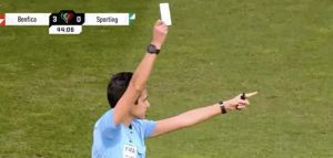 Πρώτη φορά σε αγώνα ποδοσφαίρου ο διαιτητής έδειξε λευκή κάρτα