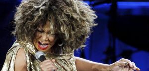 «Τι γυναίκα, τι ζωή, τι αγωνίστρια»: Διάσημοι καλλιτέχνες αποχαιρετούν την Tina Turner