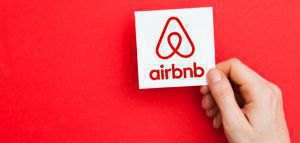 Η Airbnb απολύει το 25% του προσωπικού της