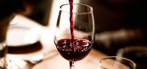 Η μέτρια κατανάλωση κόκκινου κρασιού κάνει καλό στο έντερο